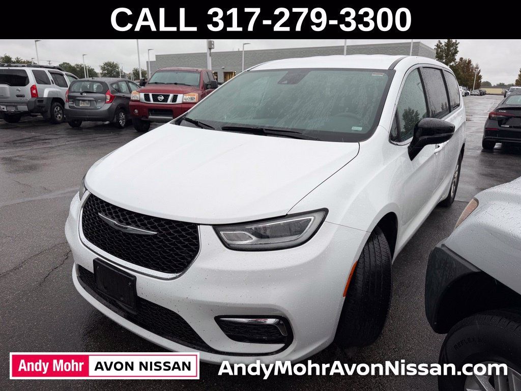 Used 2025 Chrysler Pacifica Select FWD image 3