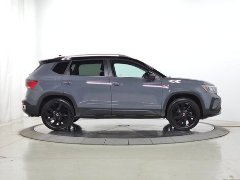 Used 2024 Volkswagen Taos SE w/ Panoramic Sunroof Package AWD/4WD image 10