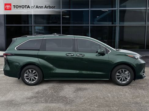 Used 2024 Toyota Sienna XLE w/ XLE Plus Package AWD/4WD image 4