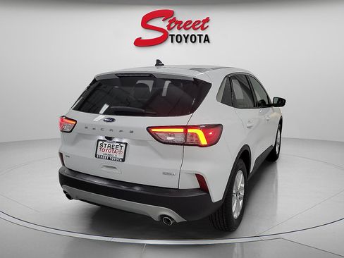 Used 2020 Ford Escape SE image 4