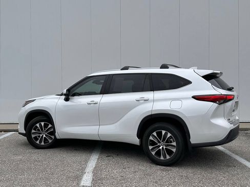 Used 2022 Toyota Highlander XLE AWD/4WD image 3