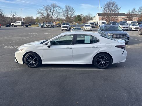 Used 2024 Toyota Camry SE image 7