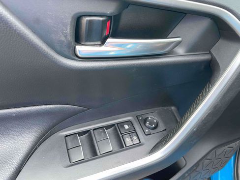 Used 2020 Toyota RAV4 XLE Premium FWD image 12