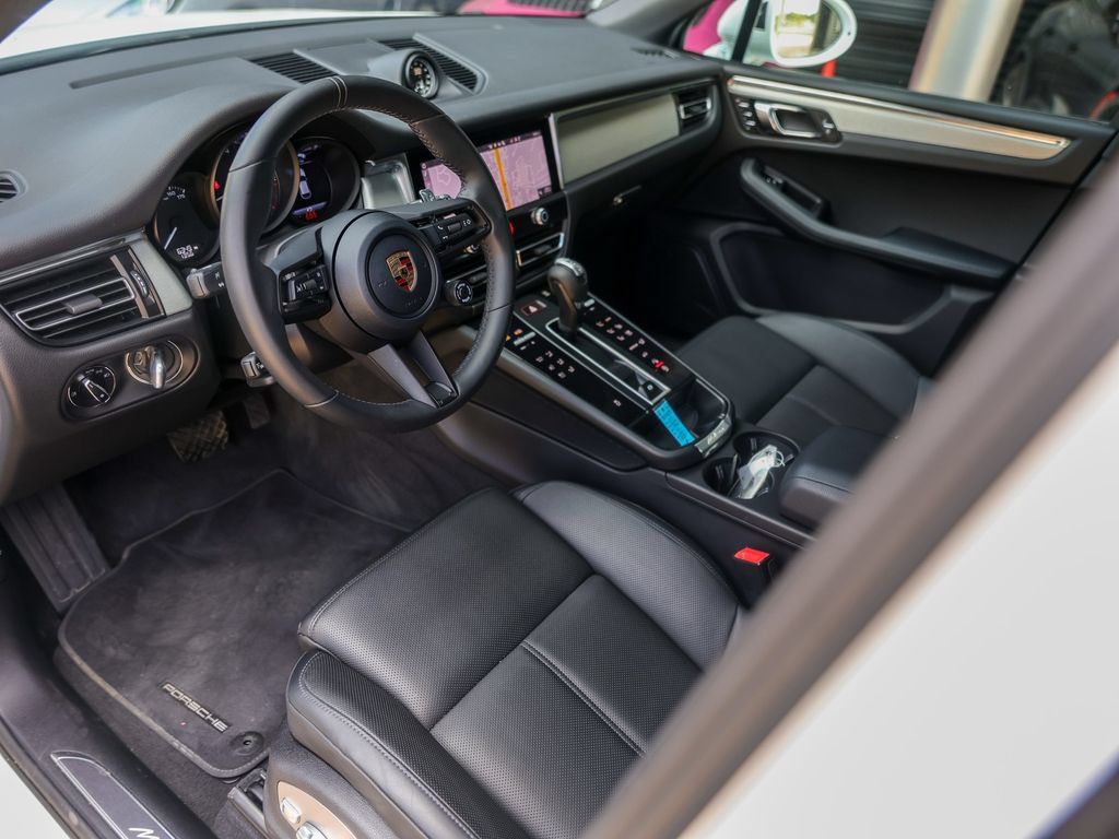 Certified 2026 Porsche Macan AWD/4WD image 5