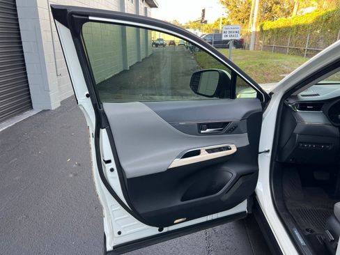 Used 2021 Toyota Venza Limited image 22