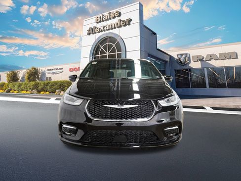 New 2026 Chrysler Pacifica Limited image 14