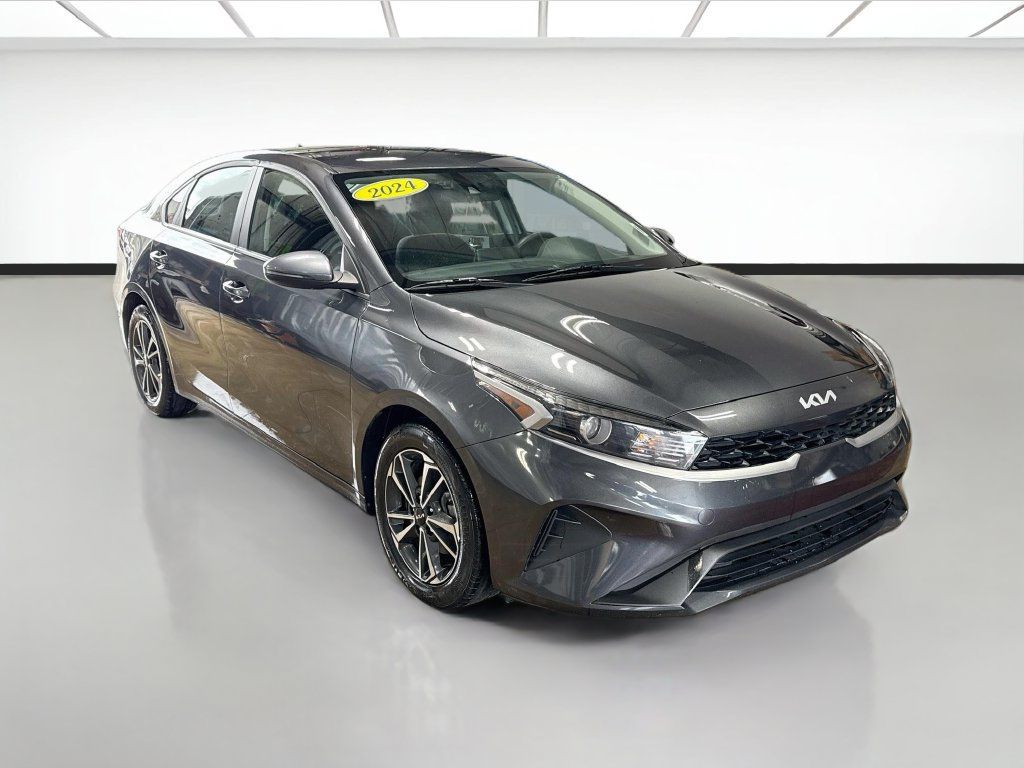 Used 2024 Kia Forte LXS w/ LXS Technology Package FWD image 4