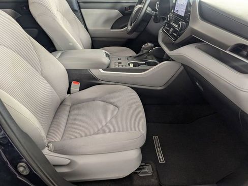 Used 2023 Toyota Highlander LE AWD/4WD image 32