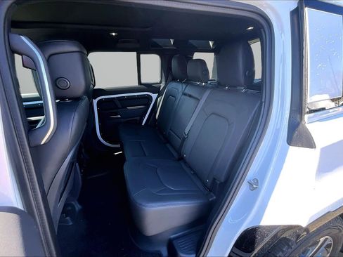 Used 2025 Land Rover Defender 110 X-Dynamic SE AWD/4WD image 24