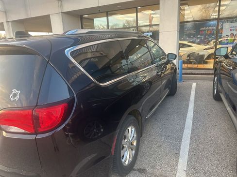 Used 2018 Chrysler Pacifica Touring-L Plus image 4