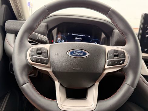 Used 2025 Ford Explorer Active AWD/4WD image 15
