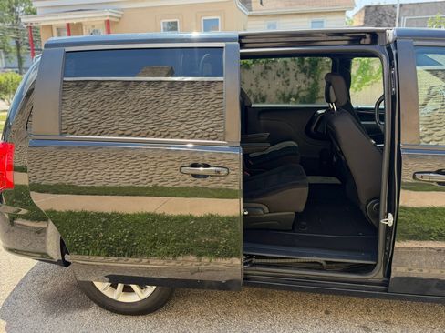 Used 2019 Dodge Grand Caravan SE FWD image 19