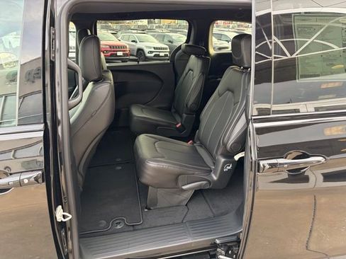 New 2026 Chrysler Pacifica Select w/ S Appearance Package image 22