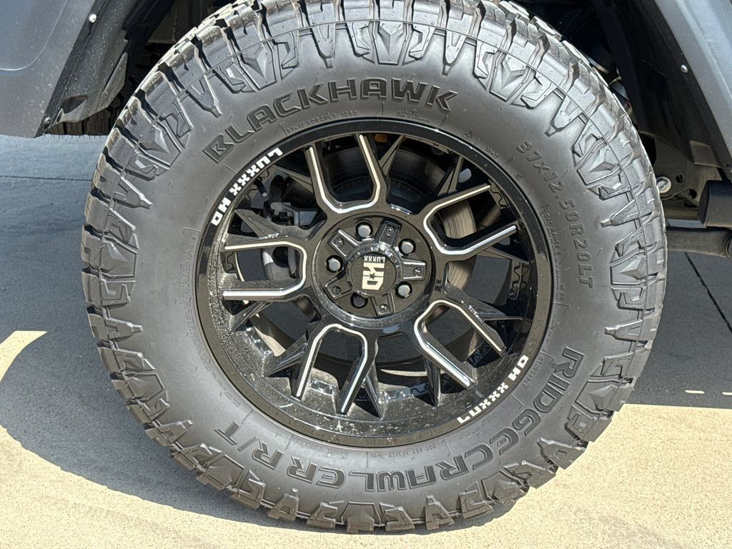 Used 2025 Jeep Gladiator Mojave AWD/4WD image 9