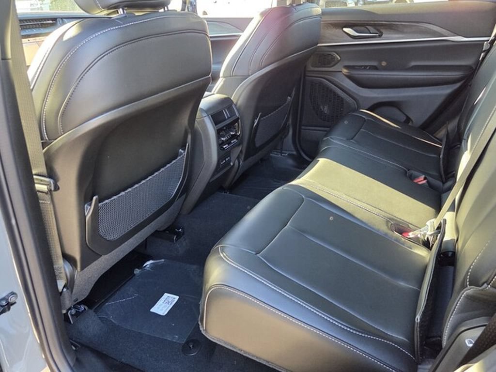 New 2027 Jeep Grand Cherokee Limited RWD image 4