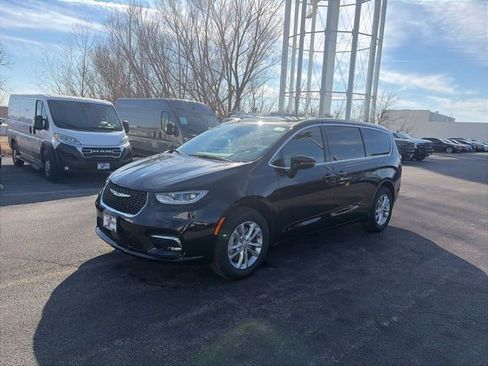 New 2026 Chrysler Pacifica Select AWD/4WD image 1