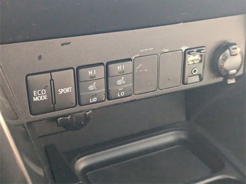 Used 2018 Toyota RAV4 SE image 32