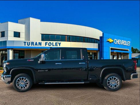 Used 2024 Chevrolet Silverado 2500 LTZ w/ LTZ Convenience Package image 2