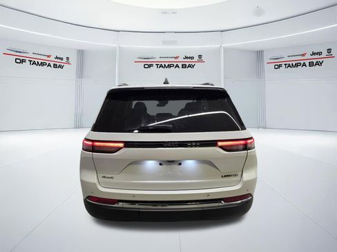 Certified 2022 Jeep Grand Cherokee Limited AWD/4WD image 5