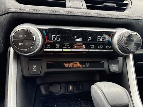 Used 2022 Toyota RAV4 XLE FWD image 17