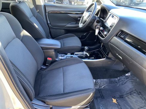 Used 2020 Mitsubishi Outlander ES image 17