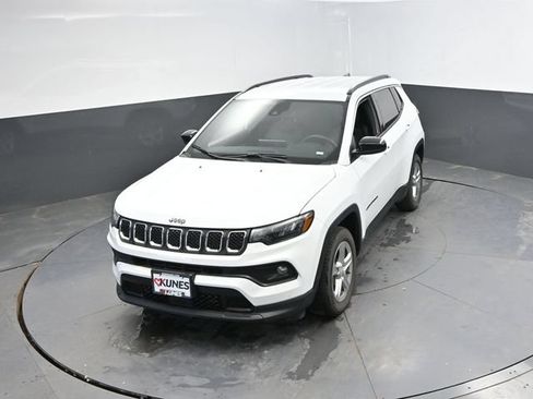 Used 2024 Jeep Compass Latitude AWD/4WD image 38