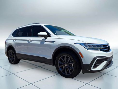 Used 2022 Volkswagen Tiguan SE w/ Panoramic Sunroof Package FWD image 3