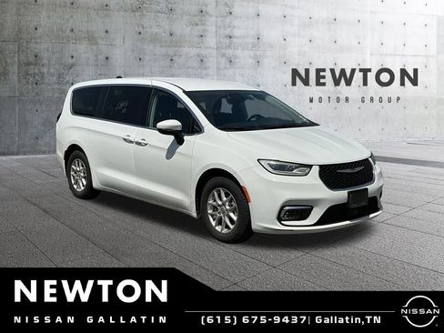 Used 2023 Chrysler Pacifica Touring-L FWD image 1
