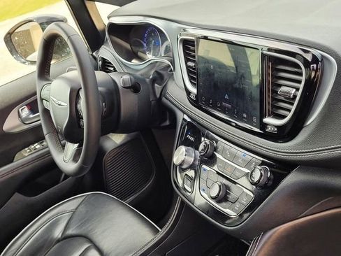 Used 2025 Chrysler Pacifica Limited FWD image 25