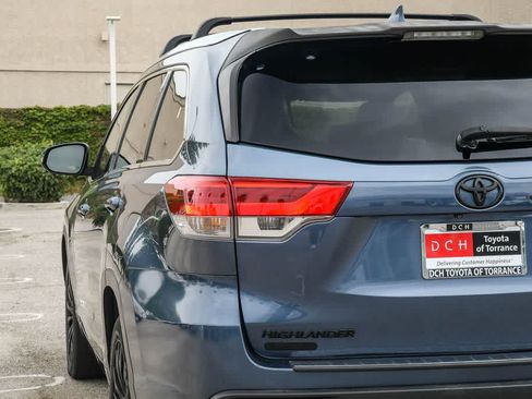 Used 2017 Toyota Highlander XLE FWD image 6