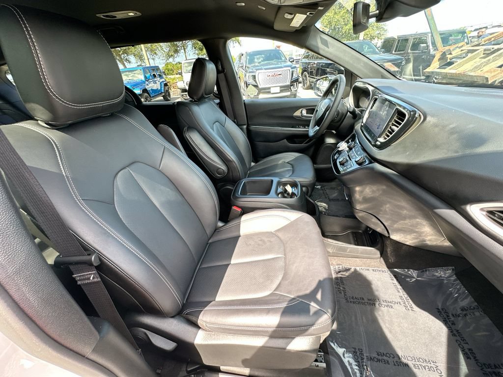 Used 2025 Chrysler Pacifica Select FWD image 26