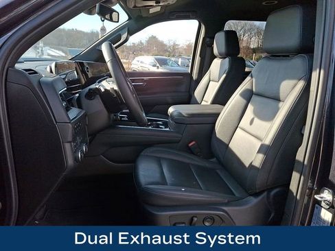 Used 2025 Chevrolet Suburban Z71 image 18