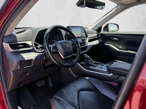 Used 2022 Toyota Highlander XLE FWD image 10