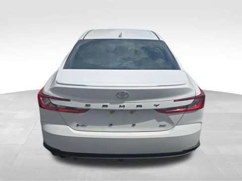 Used 2025 Toyota Camry SE image 4