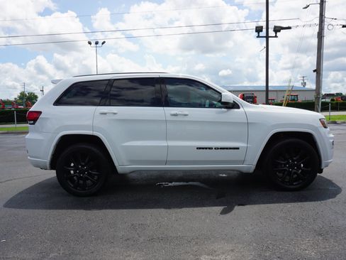 Used 2017 Jeep Grand Cherokee Altitude AWD/4WD image 4