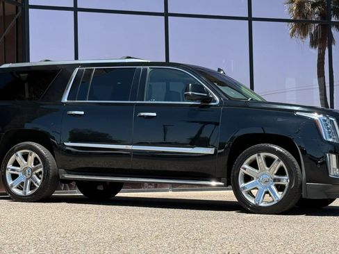 Used 2019 Cadillac Escalade ESV Luxury RWD image 17