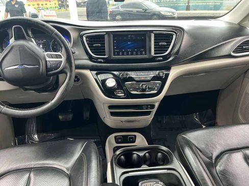 Used 2020 Chrysler Pacifica Touring-L FWD image 10