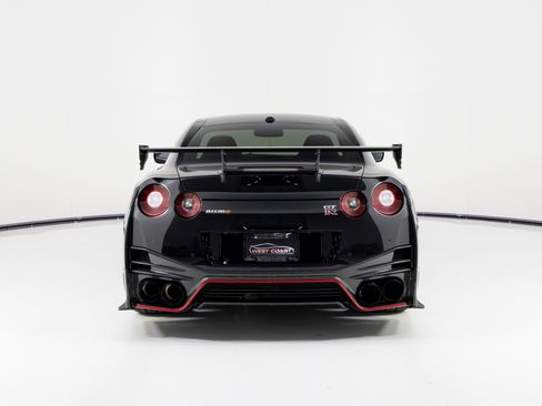 Used 2017 Nissan GT-R NISMO image 4