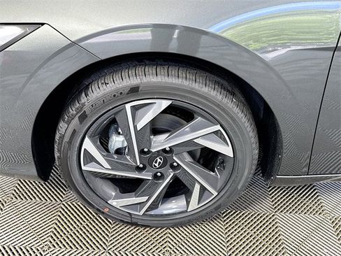 New 2025 Hyundai Elantra SEL image 3