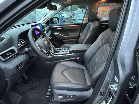 New 2026 Toyota Highlander Platinum AWD/4WD image 18
