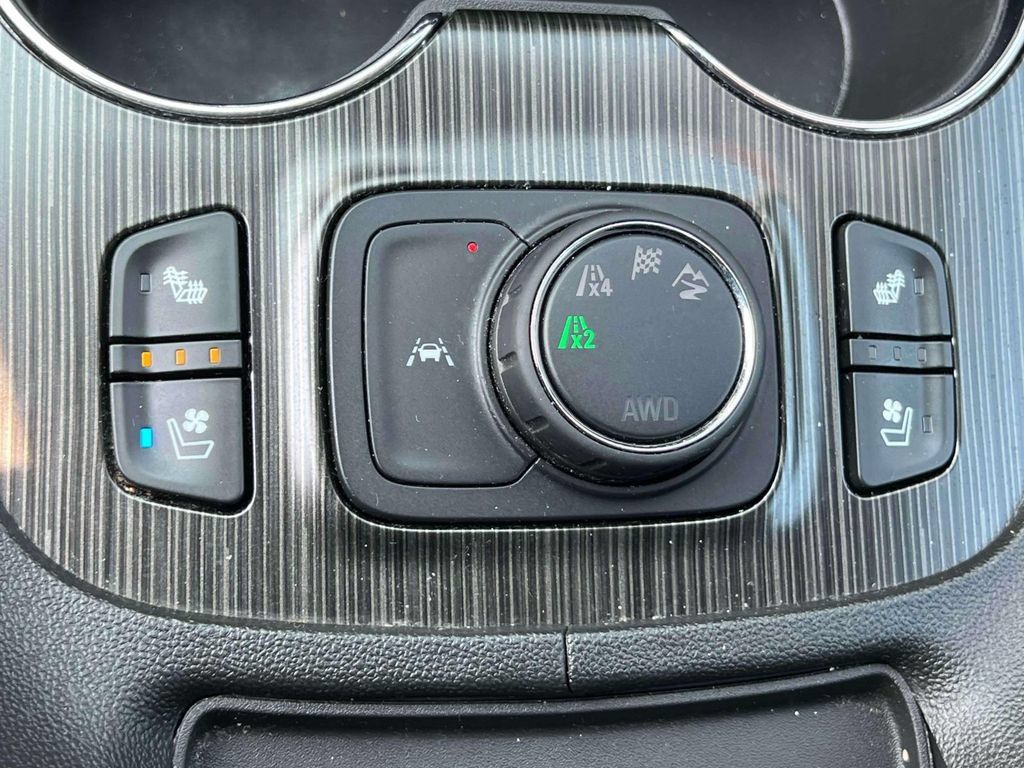 Used 2023 GMC Acadia SLT w/ Elevation Edition AWD/4WD image 31