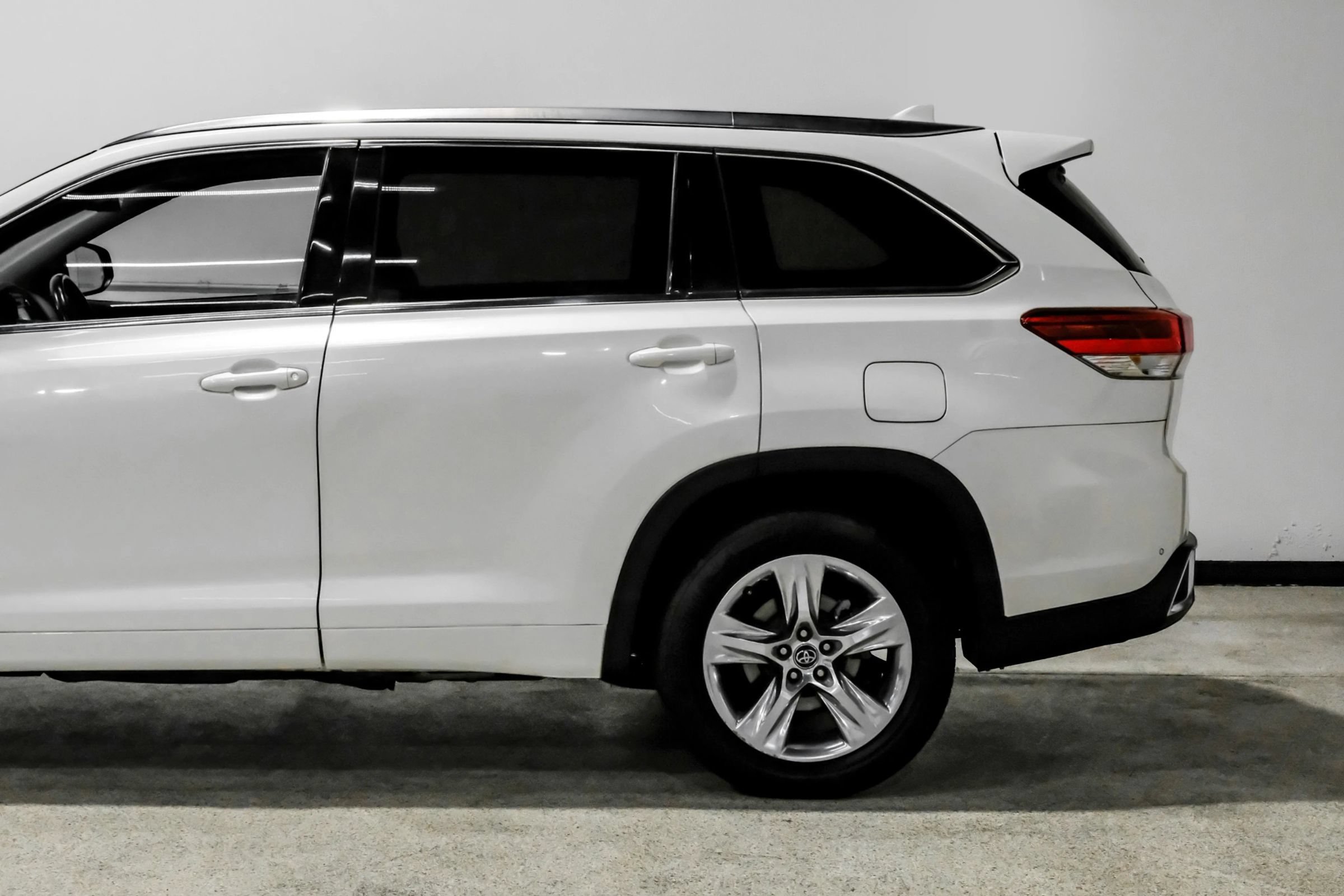 Used 2018 Toyota Highlander Limited FWD image 11