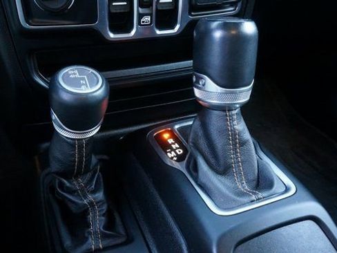 Used 2021 Jeep Gladiator Overland image 22