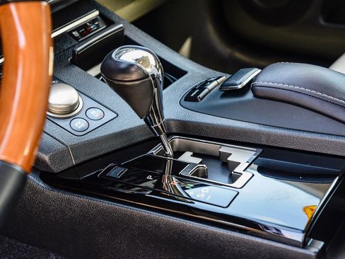 Used 2014 Lexus ES 300h w/ Luxury Package w/Bamboo Trim FWD image 24