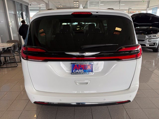 Used 2022 Chrysler Pacifica Touring-L w/ Uconnect Theater Family Group FWD image 5