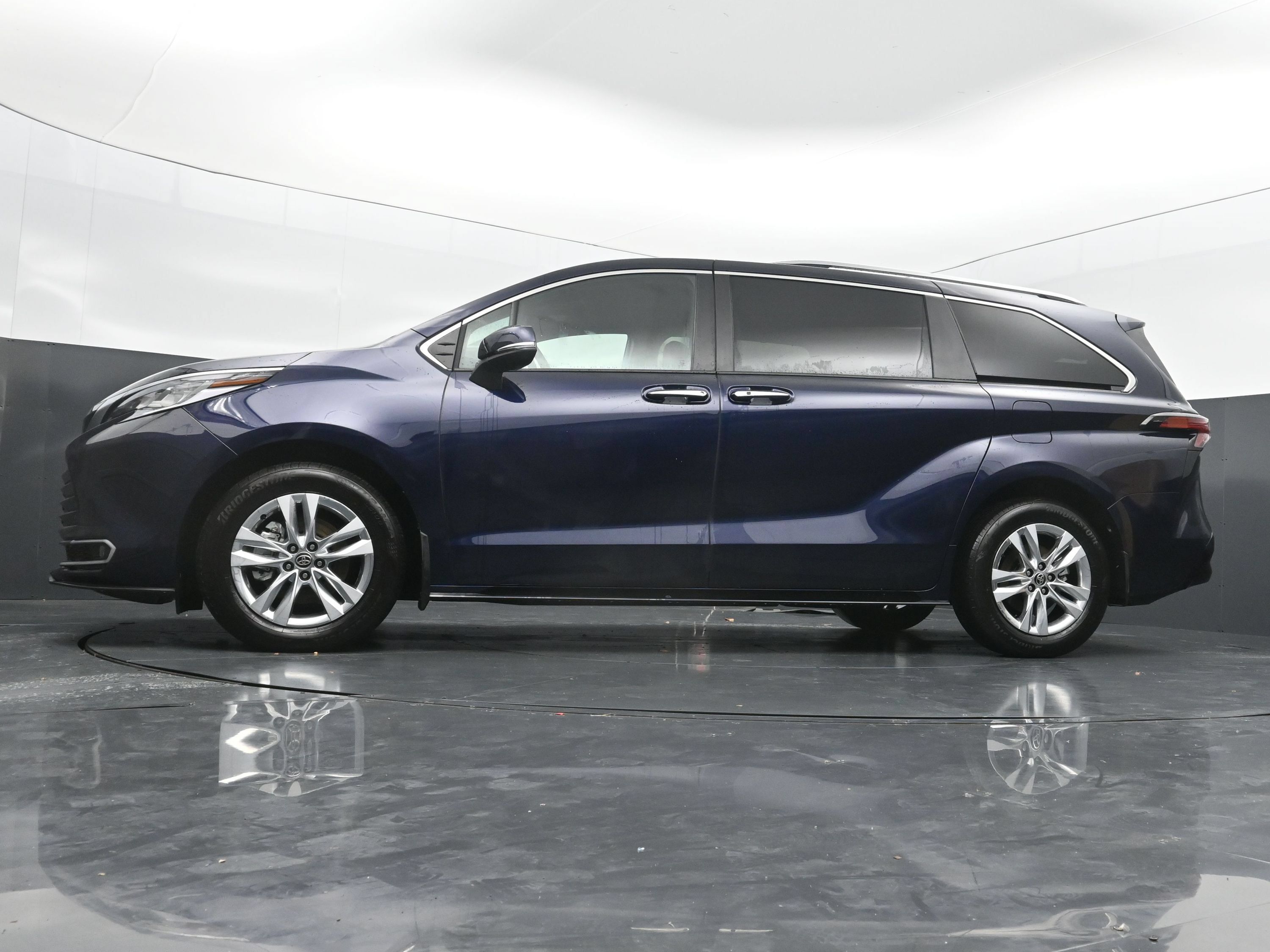 Used 2026 Toyota Sienna Limited FWD image 37