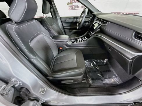 Used 2025 Jeep Grand Cherokee Laredo X AWD/4WD image 29