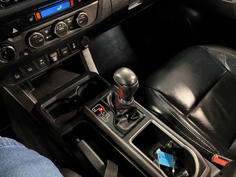 Used 2021 Toyota Tacoma TRD Off-Road w/ TRD Premium Off Road Package AWD/4WD image 28