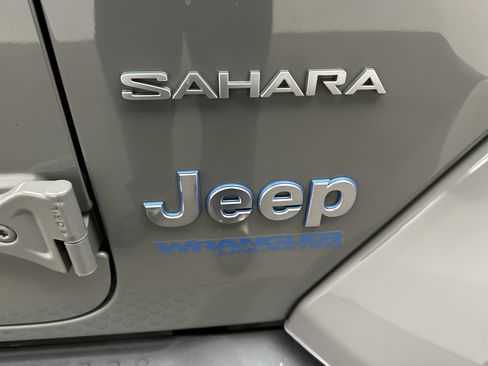 Used 2021 Jeep Wrangler Unlimited Sahara w/ Cold Weather Group AWD/4WD image 12
