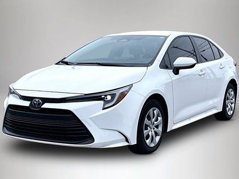 Used 2025 Toyota Corolla LE image 2